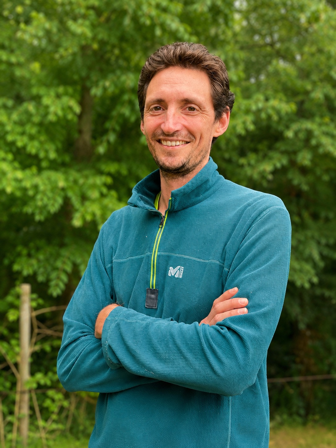 Alexandre Eriani montrant un point dans le paysage lors d'un accompagnement