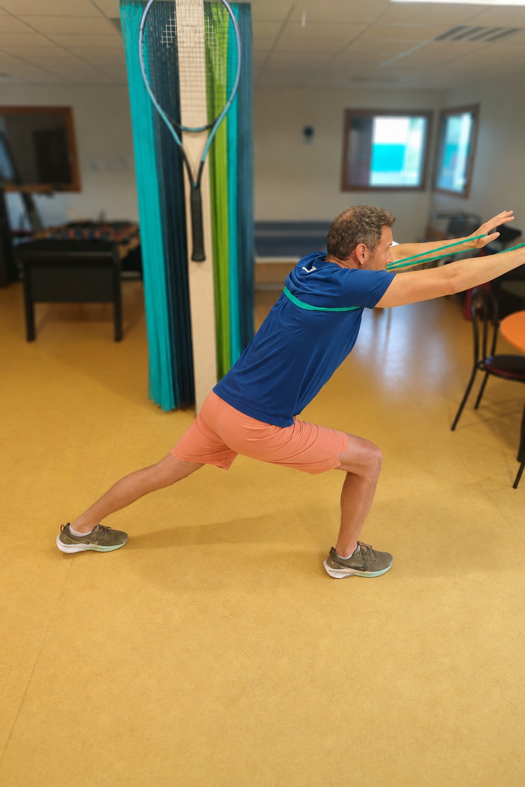 Exercice de préparation physique avec une sangle élastique