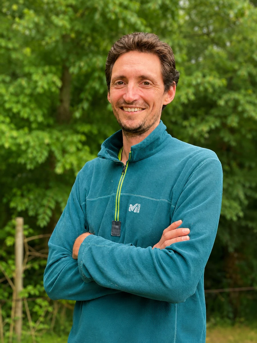 Alexandre Eriani dans un environnement végétal, calme et présent